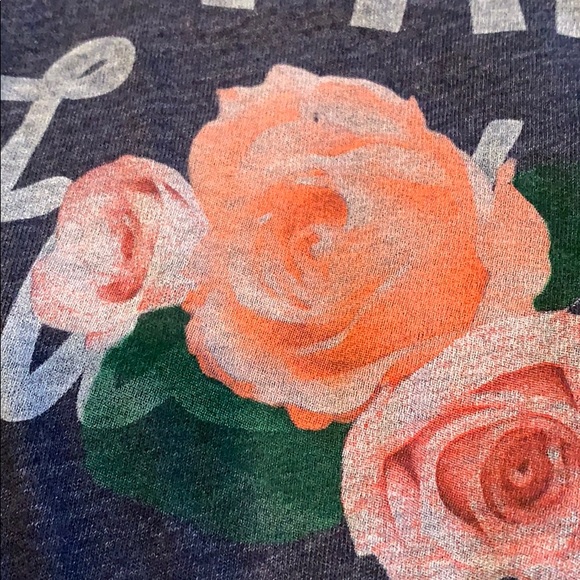 A&F rose graphic crop top - Picture 5 of 6